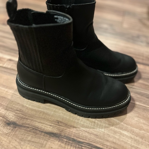 Time and Tru Shoes - 🖤Black Ankle Boots with White Stitching